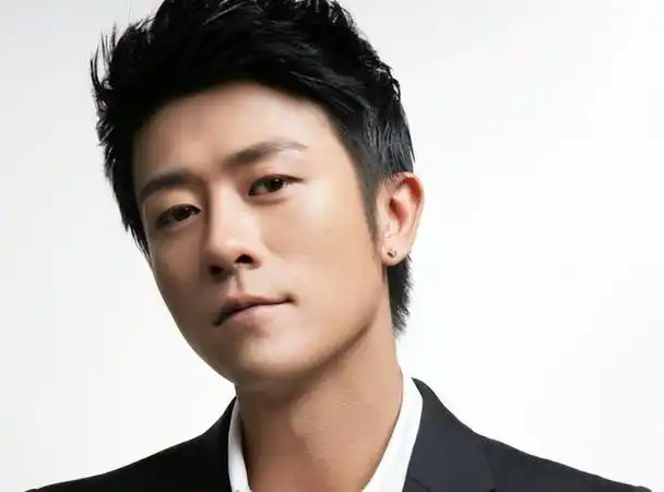 亲妈是导演干妈是导演20年都捧不红他却在娶妻改名后火了