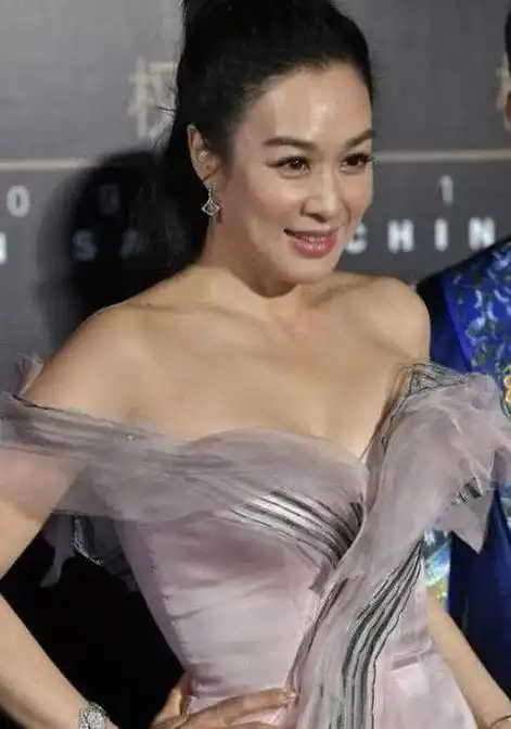 49岁钟丽缇真是拼了,白色低胸裙展现傲人上围,腰比臀太撩人|礼服|裙子