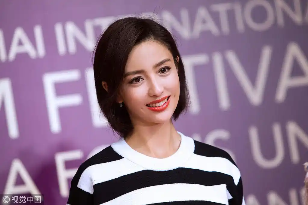 佟丽娅梳利落短发甜美比v 宣传《超时空同居》气质清新