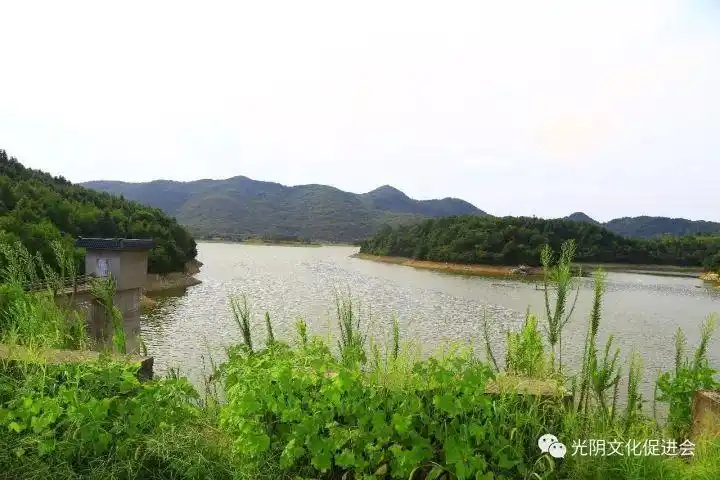 走进吴村,不由自主地想起一个众所周知的地方——施村水库.