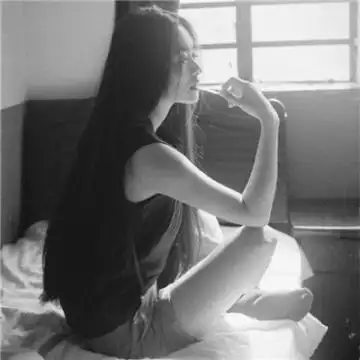 2020女生侧面伤感黑白头像大全待我强大必定手刃负我之人