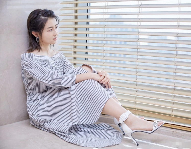 张子枫风格大变每次亮相都很惊人速来围观她是如何搭配的吧