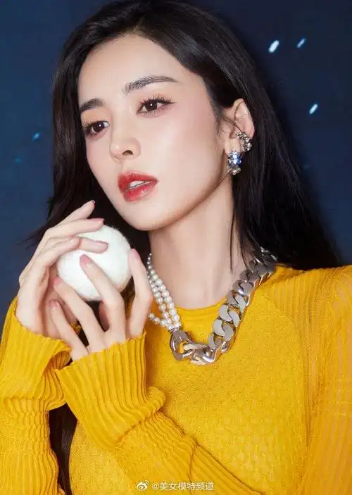 古力娜扎皓月星空写真曝光长发披肩尽显温柔妩媚