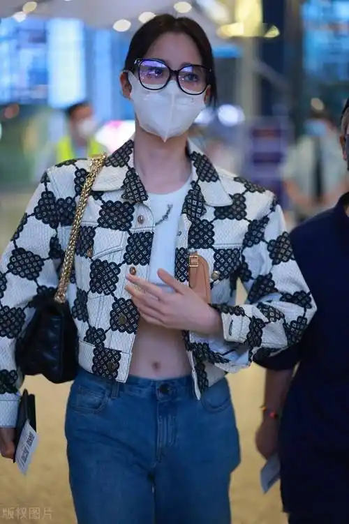 2023年7月25日,上海,欧阳娜娜现身机场.