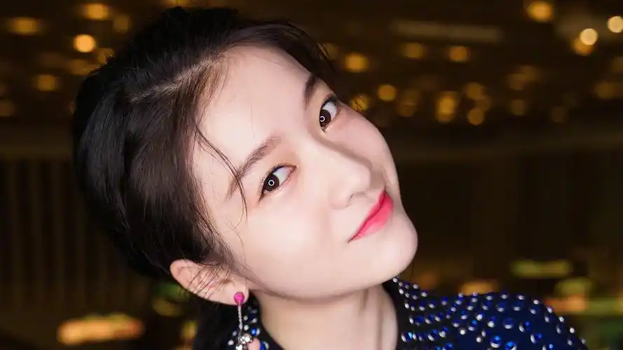 长相清纯 英气十足的女明星——张雪迎