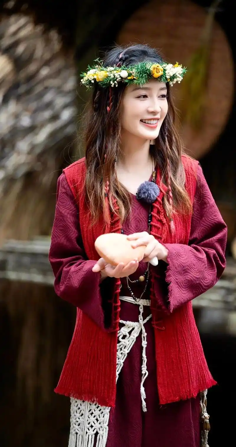 李沁 #少数民族风情 #笑容最治愈的女孩 #美出高级感 # - 抖音