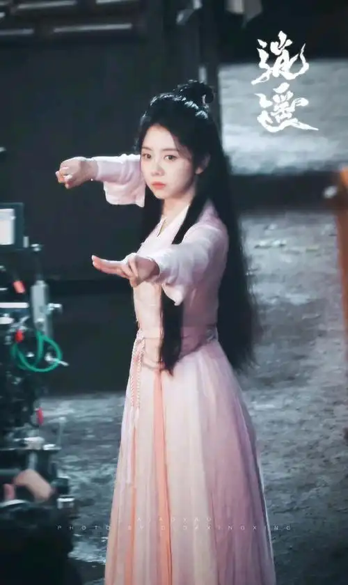 谭松韵又一部古装大片来袭,造型可爱明媚,男主完全符合古偶标准