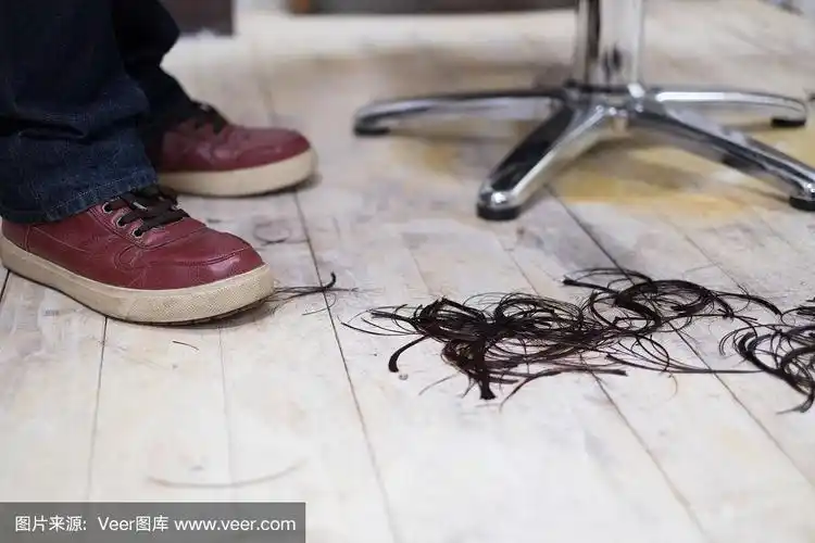 美发沙龙地板上的头发特写