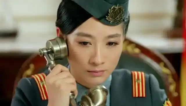 胭脂:冯曼娜撒"饵"成功,坐在办公室故作淡定的汇报工作!