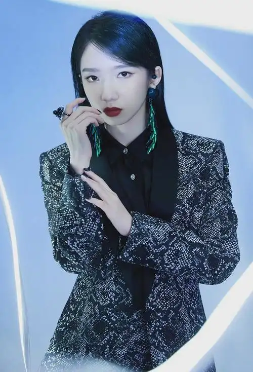 孟美岐最新舞台look穿蛇纹西装搭夸张耳饰又酷又飒