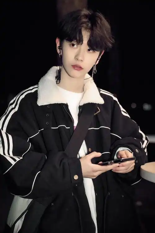 刘梦帅气赶超男偶像穿搭韩范又中性雌雄难辨在女团中实属少见