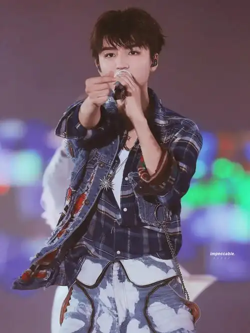 王俊凯比心合集