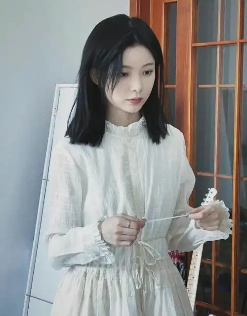 陈卓璇高马尾半披发对镜自拍#自拍福利来了,每一张都好亲切,素颜滋