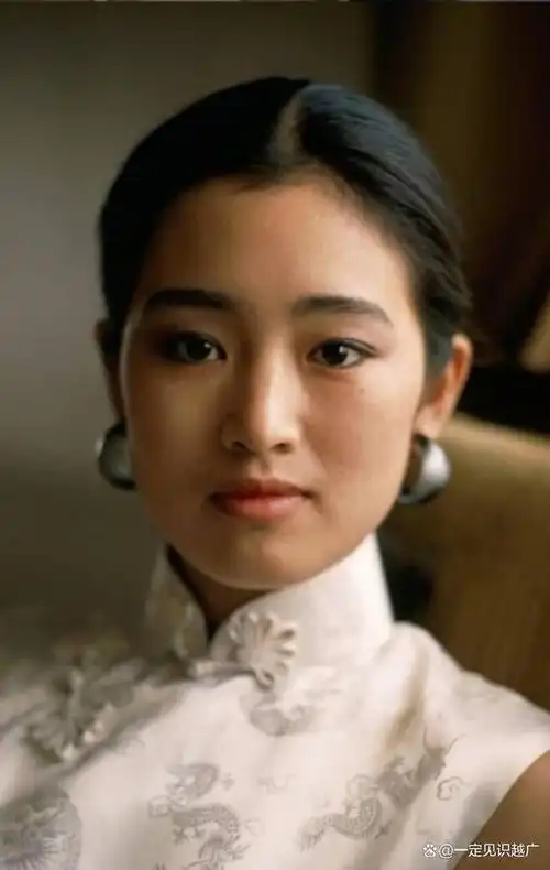 巩俐含泪承认自己有儿子藏了30年为何这么久不公开