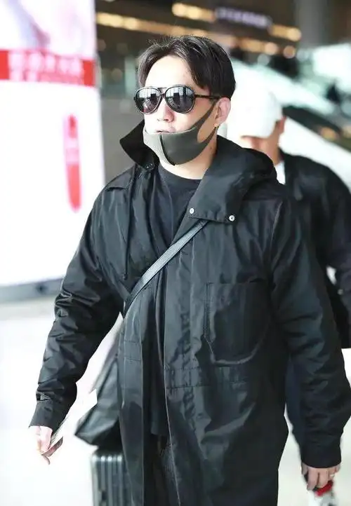 49岁黄磊瘦到认不出黑衣寸头显硬汉气质侧脸被说像小鲜肉