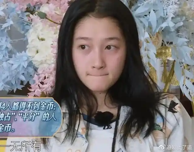 关晓彤素颜起床照火了细看她的脸部状态难怪鹿晗对她用情至深