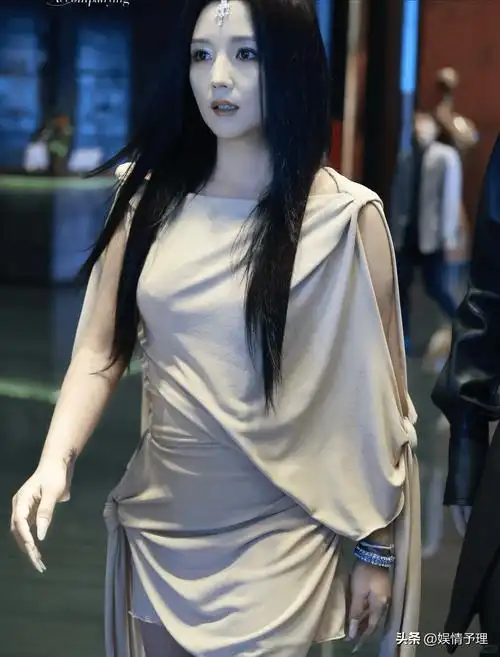 释小龙妻子露面太吸睛!身材丰满,大长腿抢镜,五官颜值不输何洁