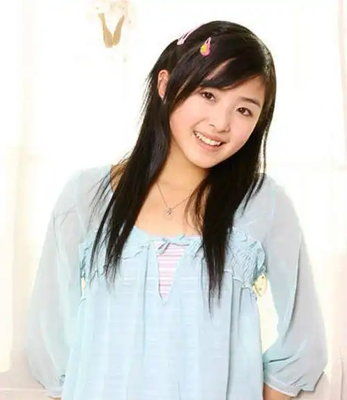 说起张含韵,相信大家非常熟悉了,15岁的她曾在首届快乐女声获得季军