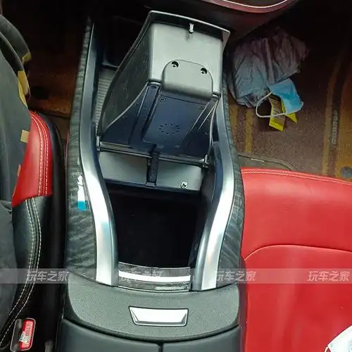 18年艾力绅改装中间扶手箱,冰箱 220v电 无线充电都具备