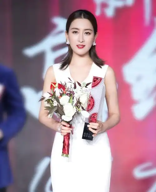 李小璐事件中,她因为过早表态而受到一些非议.