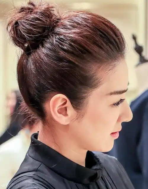 慵懒的丸子头,一直是韩妞超爱的发型,不过短发人却迟迟不敢尝试,就怕