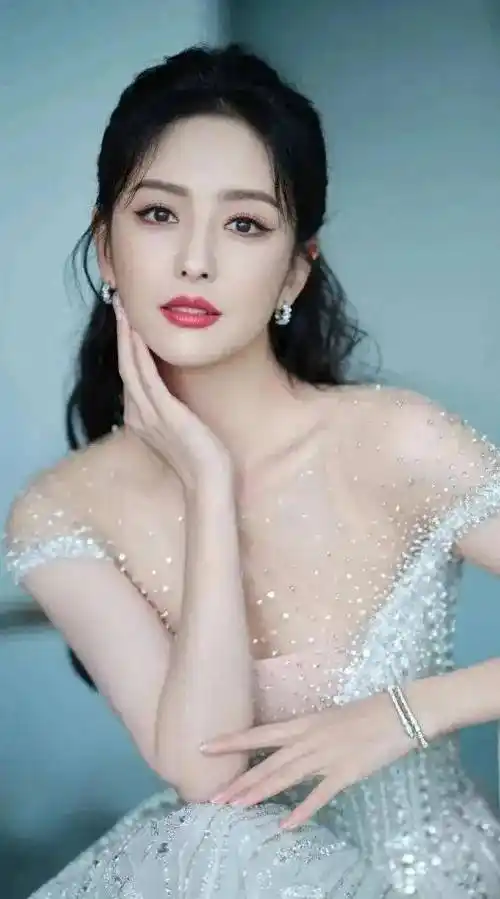 佟丽娅逆袭记:当梦想遇上坚持,会产生怎样的火花?_成为了_故事_挑战