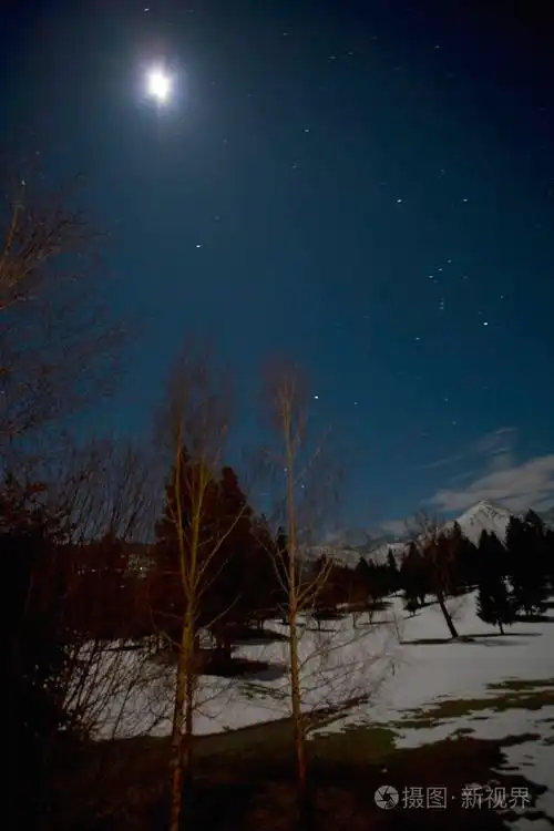 群山和黑夜的天空