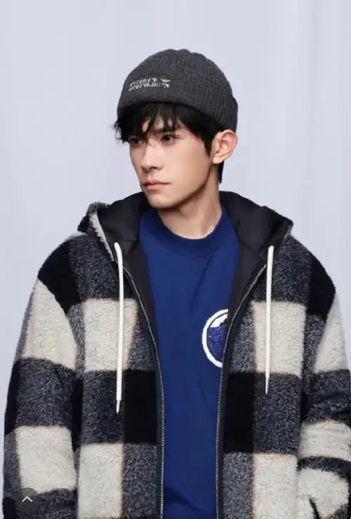 易烊千玺蓝色t恤造型