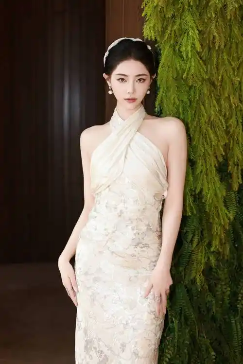 许佳琪穿挂脖露背裙好优雅身姿婀娜妙曼张力十足