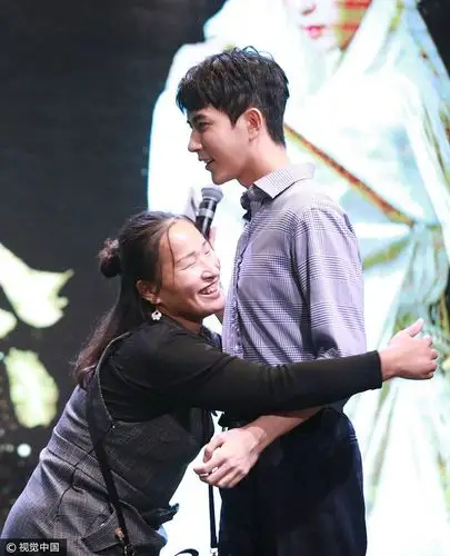 于朦胧遇"狂热粉"送抱吓到僵住壁咚撩粉 张云龙"欺负"关晓彤爆其小