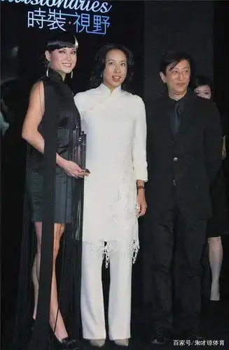 朱玲玲老了也优雅,一身白搭配短发造型,大气又减龄