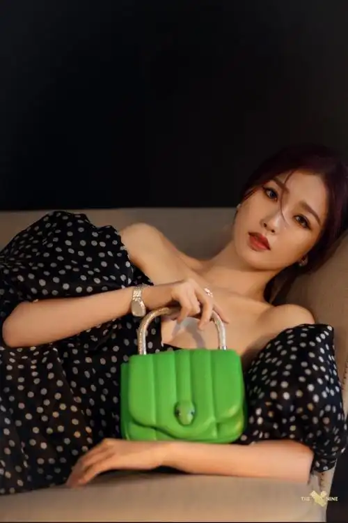 虞书欣波点长裙#虞书欣bvlgari活动饭拍,泡泡袖抹胸黑白波点长裙风情