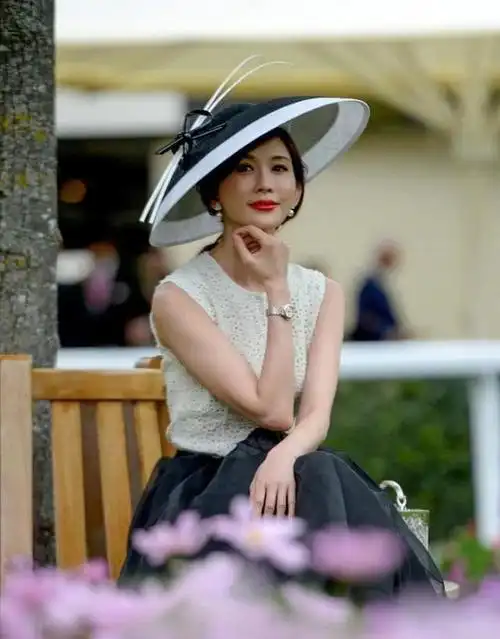 关于她众多过往故事和最新动态都被曝出,还曾有台媒报道说林志玲会按