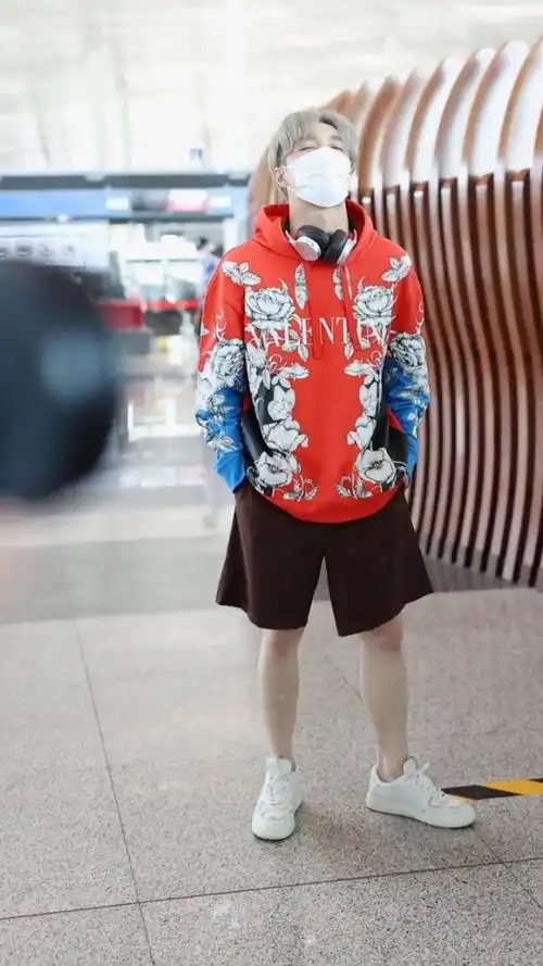 张艺兴今日份机场饭拍来啦,印花卫衣 短裤真的是太帅了,新发色太酷了