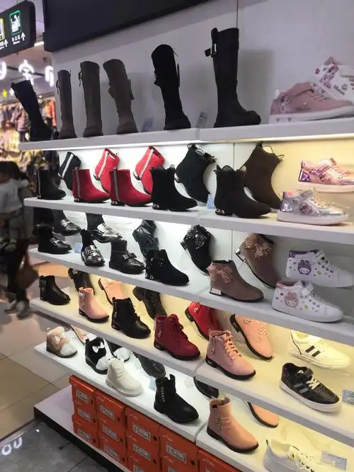 31-37女靴,本周靴子类陈列有所增大,款式丰富陈列丰富丰满