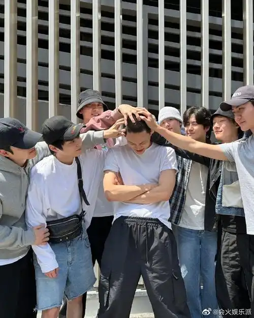 朴灿烈晒金钟仁入伍摸头照##朴灿烈背金钟仁