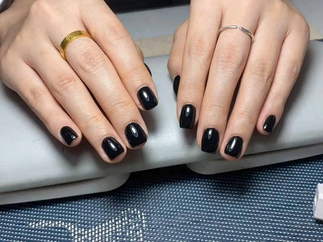 开心的话  日子就不算虚度#短甲款式 #简约大气 #黑色美甲 - 抖音