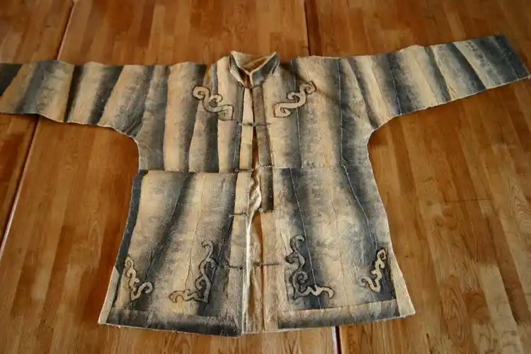 鱼皮服饰大致可分为鱼皮长袍,鱼皮短衫,鱼皮裤,鱼皮鞋,鱼皮围裙,鱼皮