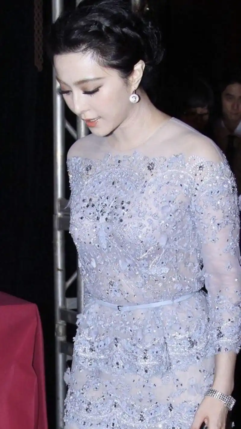 原创范冰冰果然很有"国际"范,穿紫色连衣裙出席活动,高级又大气