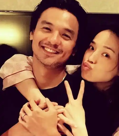 舒淇晒照庆祝结婚纪念日,派对现场宛如婚礼,与冯德伦拥吻太甜了