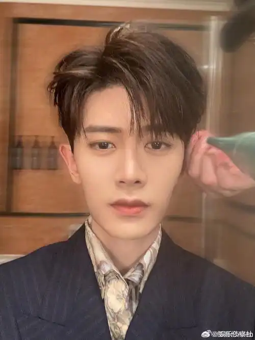 任嘉伦连发九张自拍#九张照片看似一模一样,但每一张都是不同的帅气