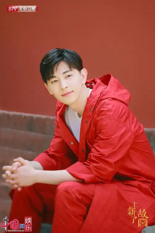 邓伦故宫红衣造型上新了故宫第二季惊艳亮相