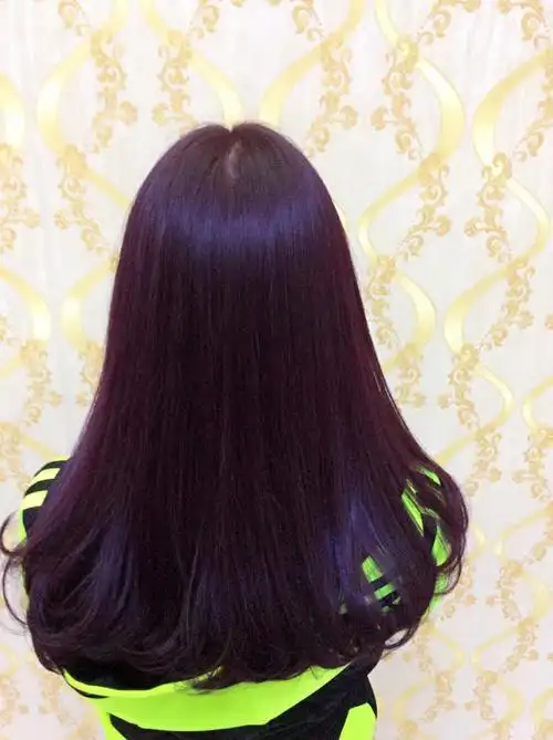 刚做了个紫红色的头发,不知道怎么搭配,万能的友友们,谁能告诉我怎么