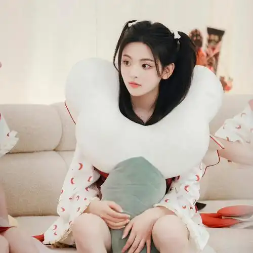 杨超越双马尾睡衣造型