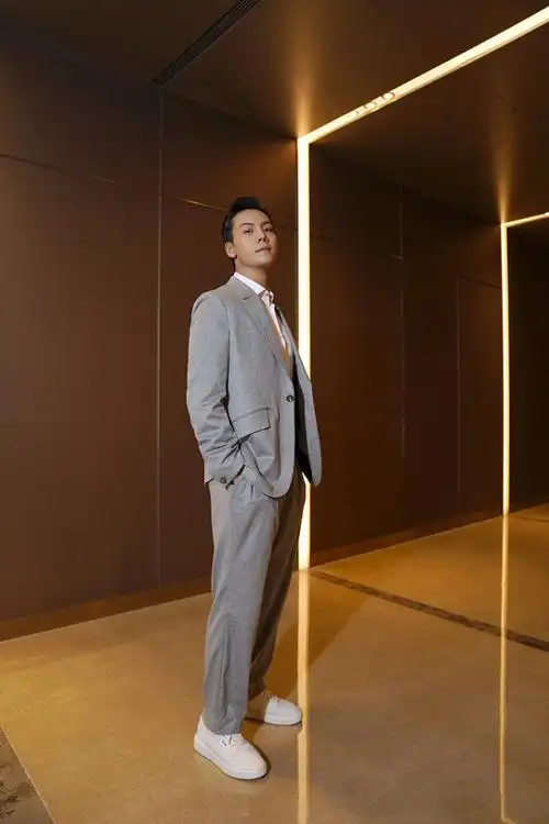 陈伟霆灰色西装清爽帅气.陈伟霆西装造型有型.