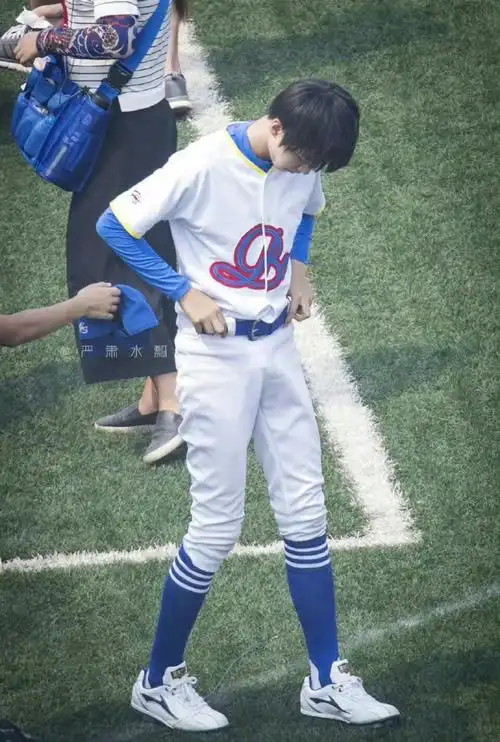 王俊凯的高中毕业照