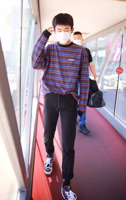 易烊千玺南京机场路透照,肩膀厚实很多,粉丝们表示好有安全感