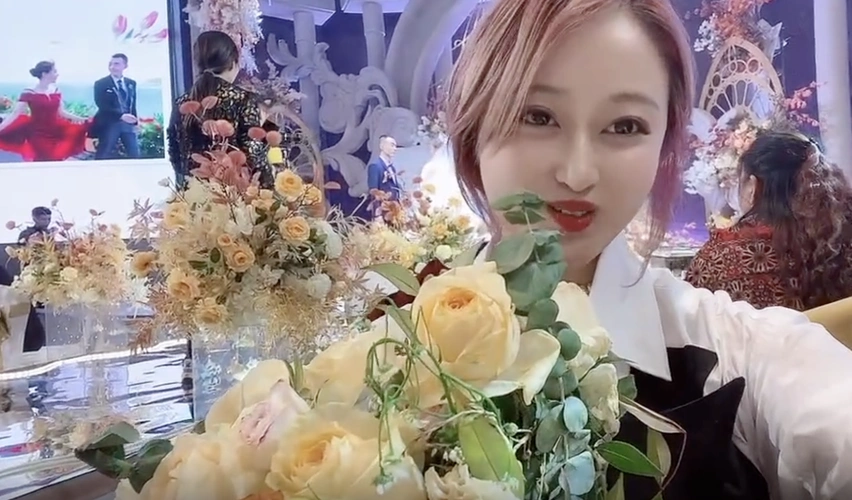 孙侨潞去世一周年,妈妈来海上看望,鸣笛时引来蝴蝶细节惹人泪目|孙侨