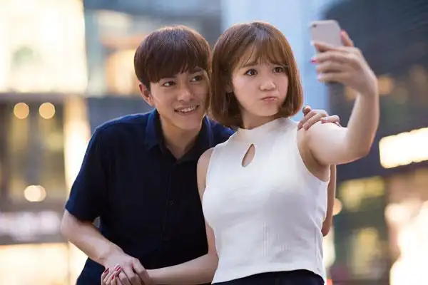 快乐的年轻情侣用手机自拍