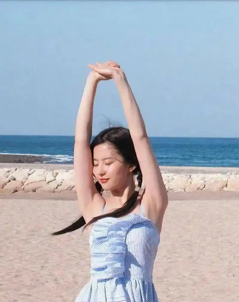 刘亦菲18岁旧照曝光,小吊带搭配超短裤又纯又欲,不愧是"大号水蜜桃".